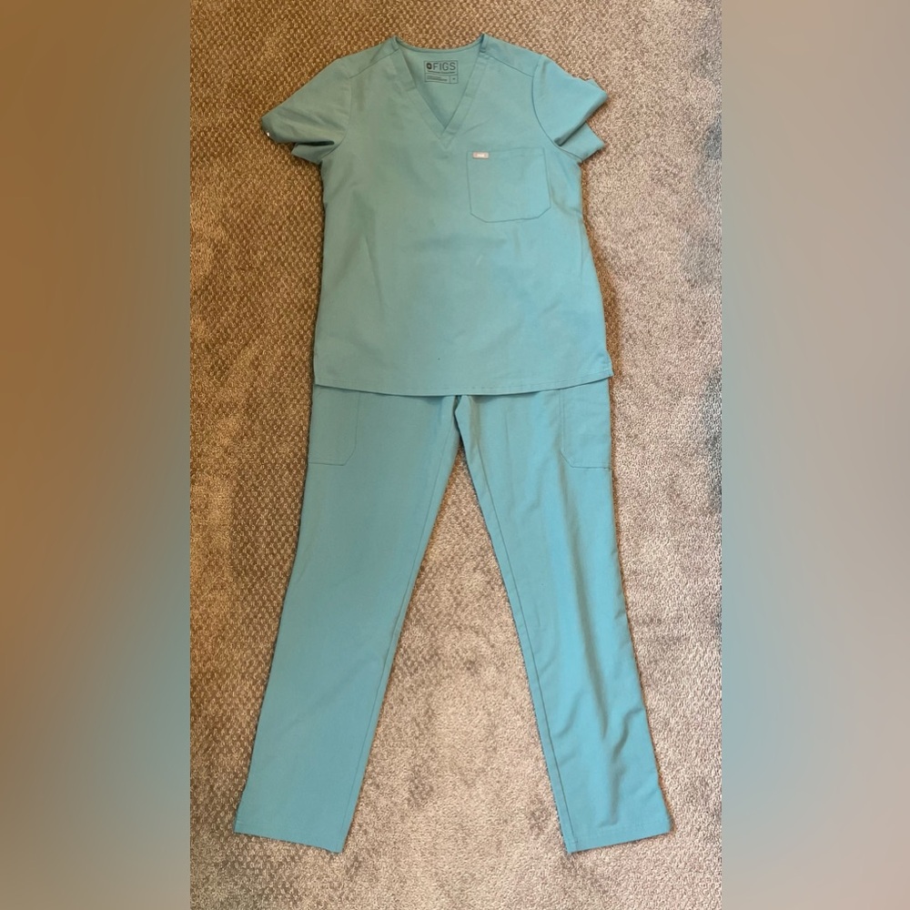 Preowned Figs Scrub Set - Medium Catarina Top & Medium/Tall High Waisted Pants